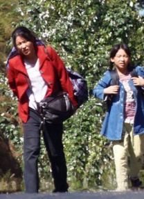 谢霆锋“踢飞”经纪人霍汶希 被调侃：太狠了 2015-08-11 8月10日晚，谢霆锋的经纪人霍汶希在微博上晒出两张搞笑照片。
