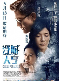 海瑟薇戴眼镜素颜出街似学生 穿破洞牛仔裤露臀 2013-12-02 近日，安妮·海瑟薇现身洛杉矶街头买咖啡，她素颜、戴大黑框眼镜，好像一个朴素的女学生，而休闲的破洞牛仔裤，隐约露出下臀。